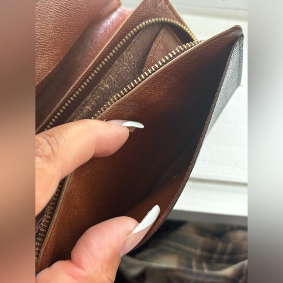 Authentic LV Wallet - Picture 5 of 10